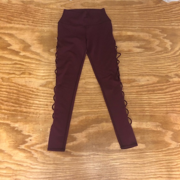 Alo High Waist Interlace Leggings - Black Cherry - Picture 4 of 4